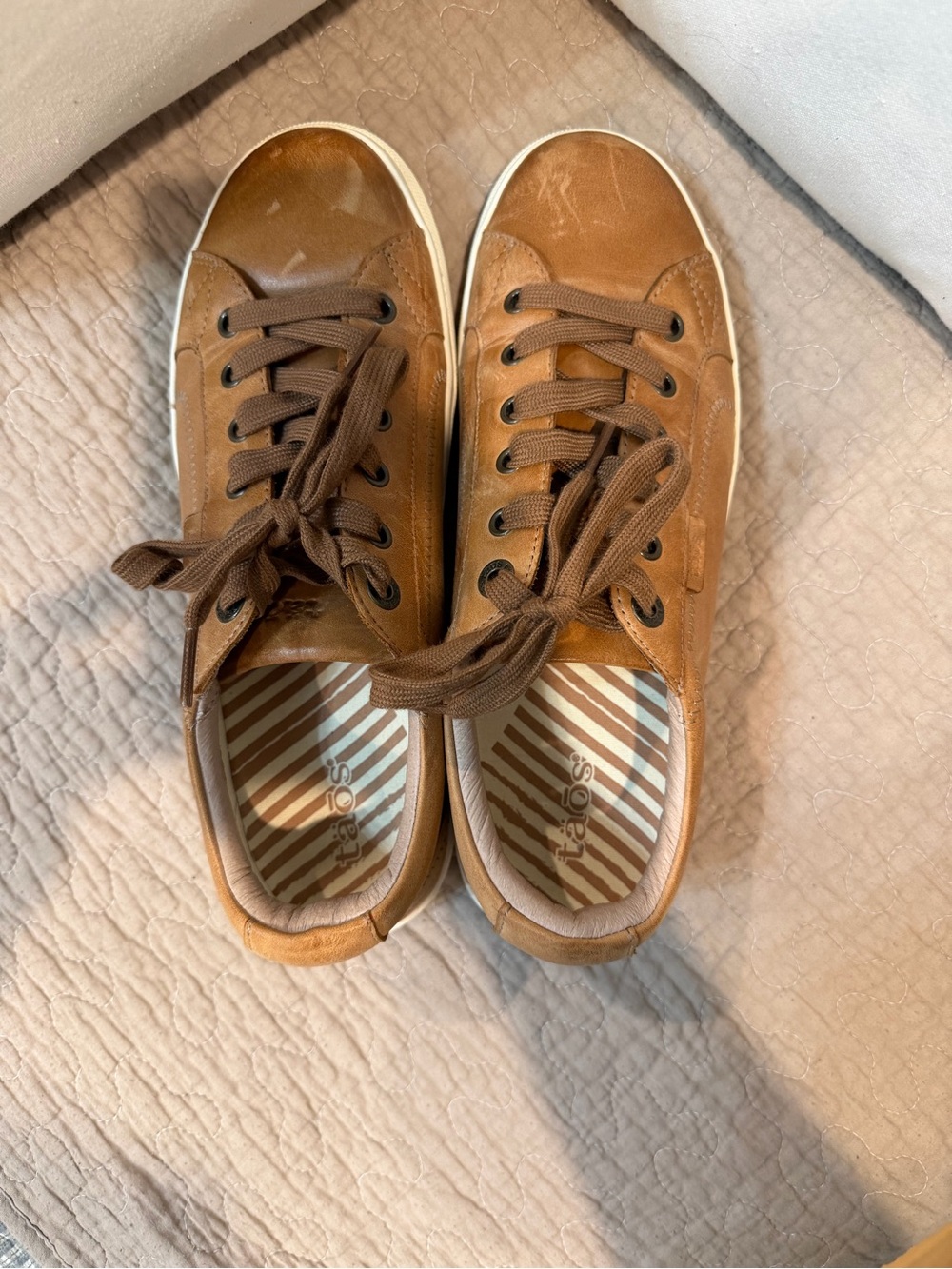 Taos Footwear Women’s size 10 Brown Leather Lace-Up Sneakers